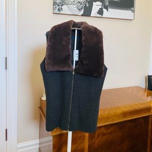 ❤️🍁Gap NWT Sweater vest with faux fur!